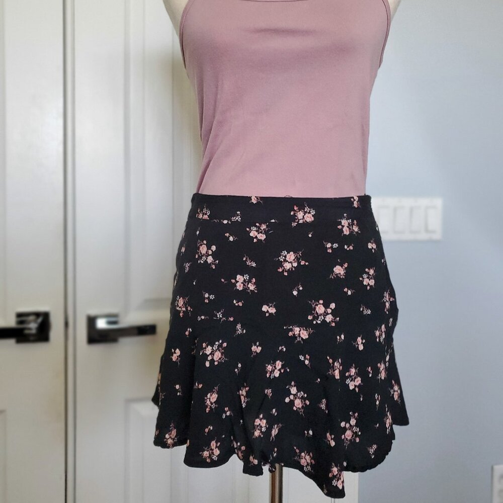 NWOT FLORAL RUFFLE SKORT